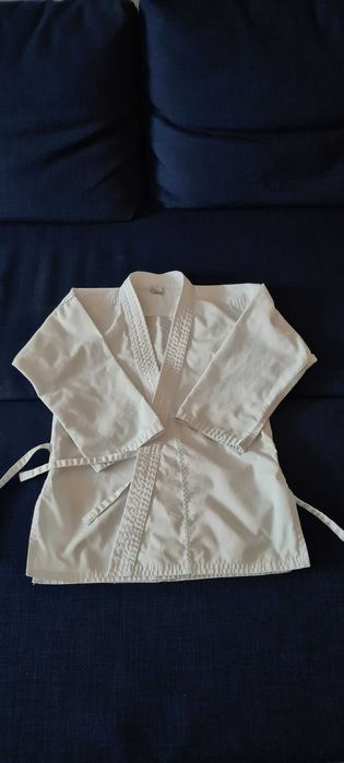 Детски екип за карате/айкидо с връзки отвътре