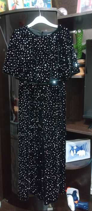 Продам платье , костюм и комбез для девочки