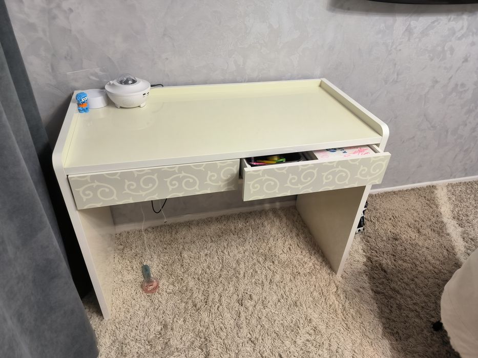 Продается стол с пуфиком в отличном состоянии