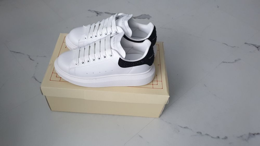 Бели сникърси на Aleksander MQueen чисто нови