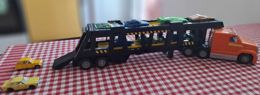MATCHBOX камион автотранспортер - като нов