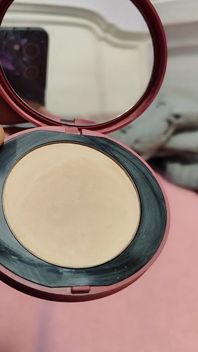 Червило Estee lauder , пудра и бронзант и четка Kiko Milano.