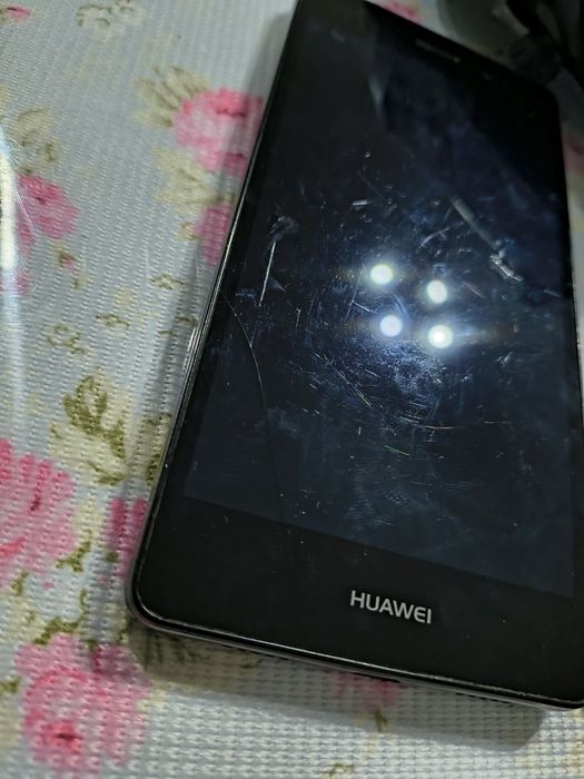Vând un telefon funcționabil Huawei P8 Lite 2015 cu încărcător , funcționează touchscreen și se poate folosi pentru piese