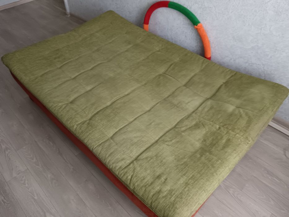 Продам диван, книжка