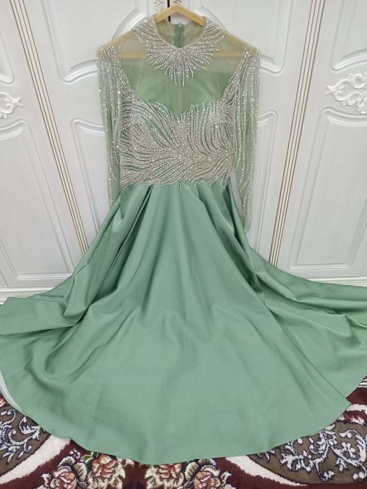 Вечернее платье фисташкового цвета