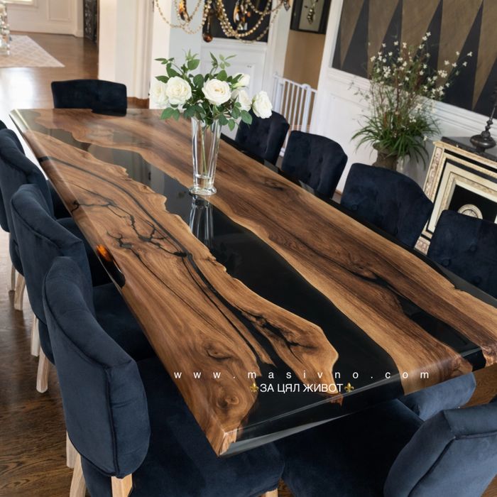 Трапезна маса от естествено дърво и епоксидна смола.