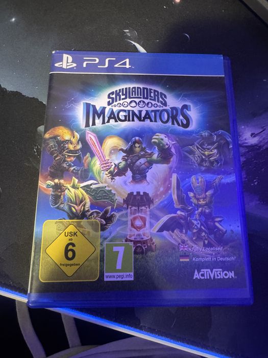 Vând joc Skylanders (joc rar)pentru PS4 + 7 figurine + portal!