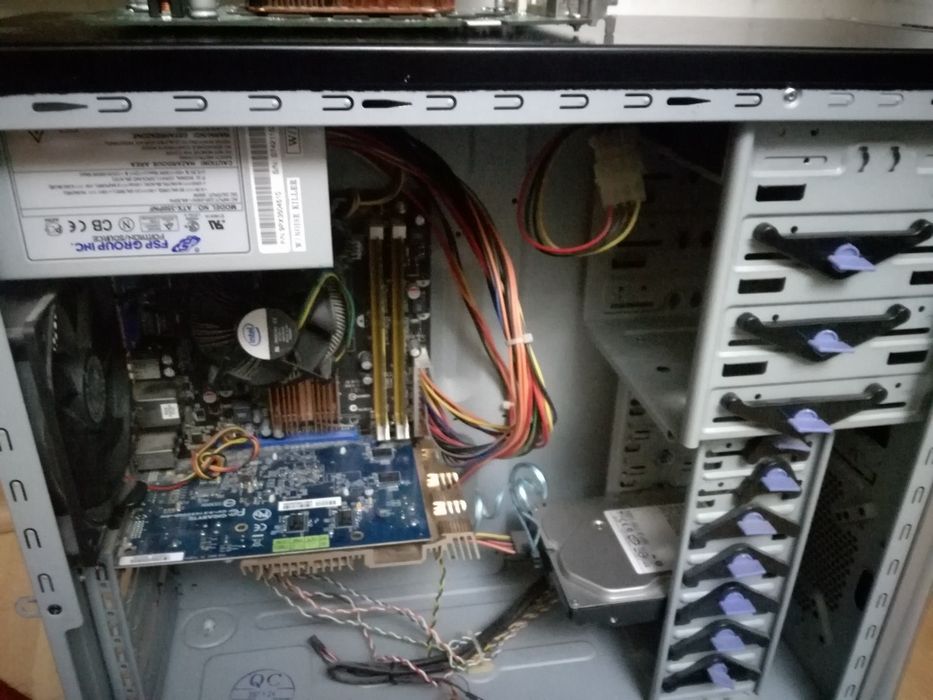 Компютри два броя и са работещи може и за части да се вземат