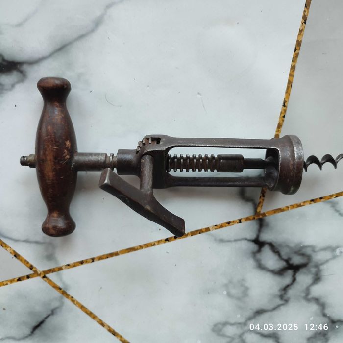 Продаётся старинный штопор