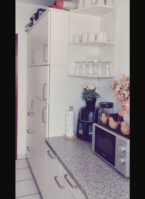 Bucătărie completă cu electrocasnice încorporate Siemens & AEG – 310 x 280 cm