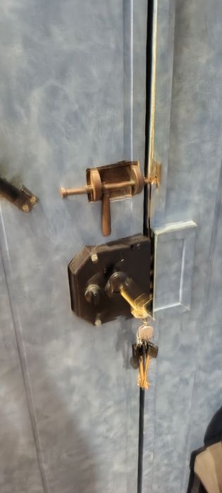 Дверь металлическая крепкая