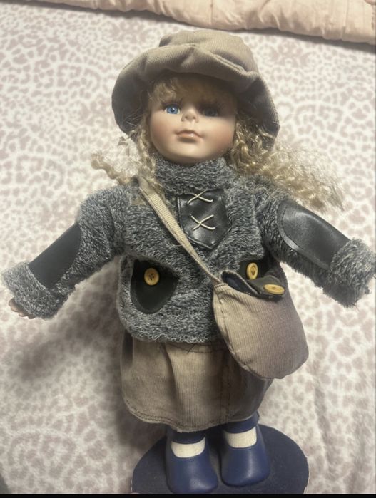 Papusa din portelen vintage cu cheita