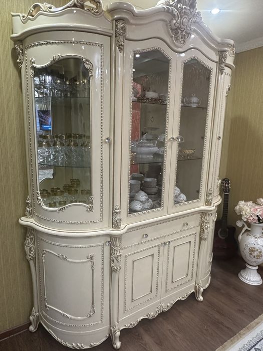 Продам шкаф (сервант)