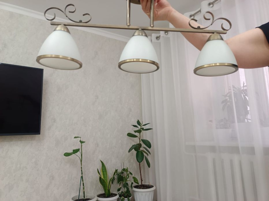 Продам люстру в отличном состоянии