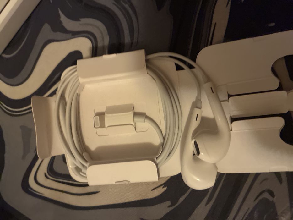 Airpods cu fir pentru iphone sub 14