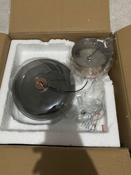 Продам люстры новые