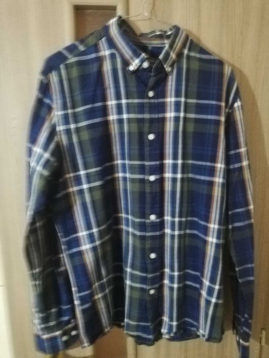 Vând 2 cămăși bărbătești, mărime M, pe bleumarin, ocazie