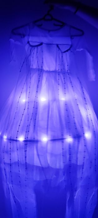 Рокля на принцеса Елза със светлини с 2подаръка корона и светещ ластик