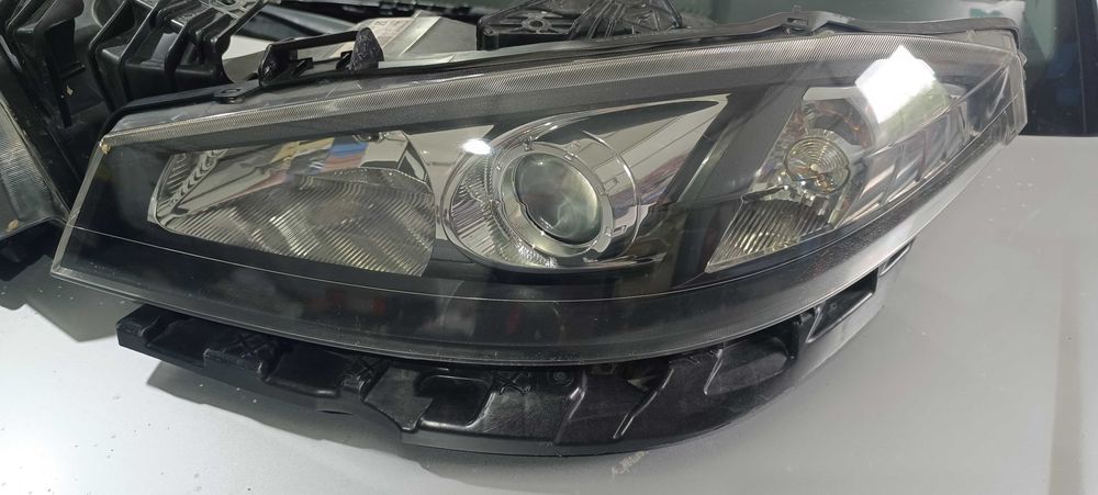Faruri cu lupa si xenon Renault Laguna 2 facelift 2006