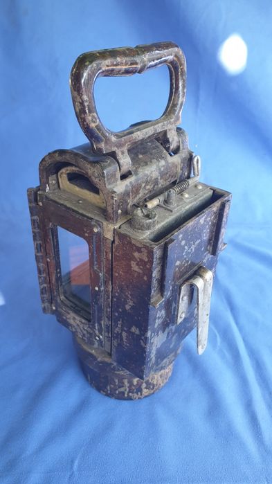 Немска карбидна лампа от Втората световна война и Стар авиаторски шлем