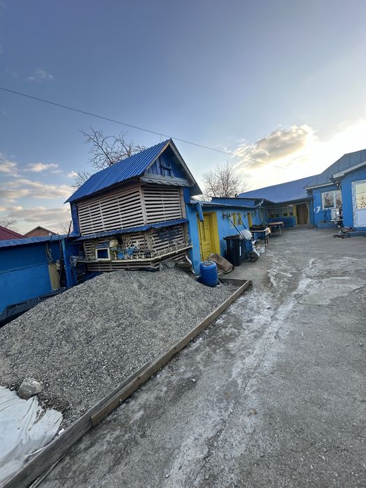 Vand casa si teren aferent