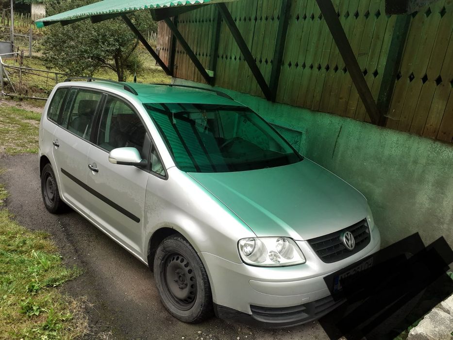 Vând Touran 1.9 TDI.