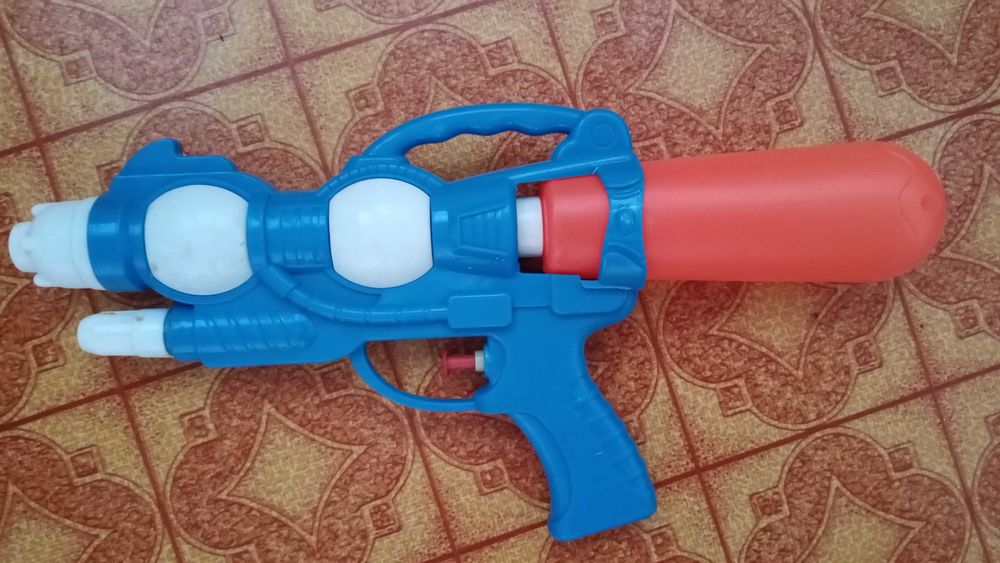 Игрушечный водный пистолет