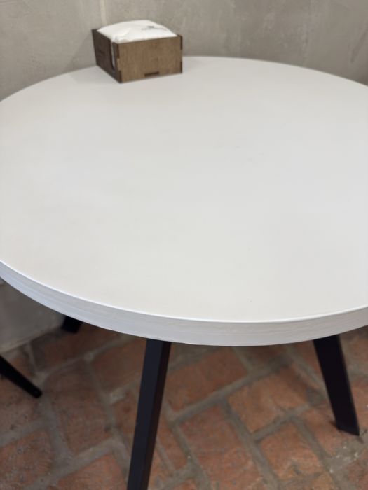 Продаются столы белые