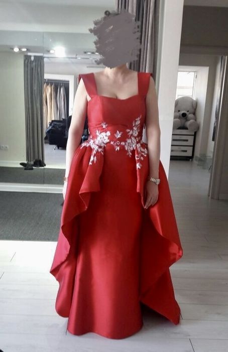 Платье со шлейфом SHERRI HILL размер М