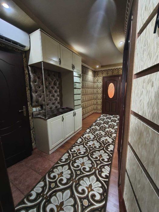 Бўстон даҳасида 4 хоналик Квартира сотилади