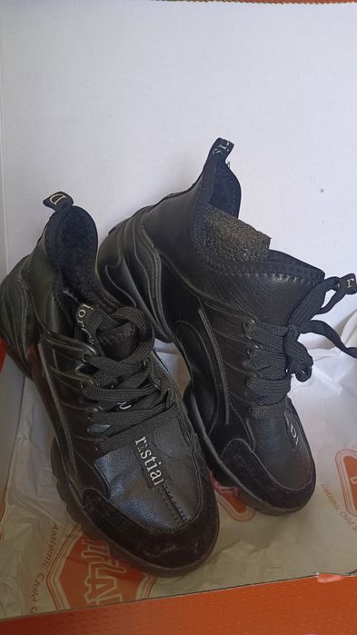 Кроссовки демисезонные