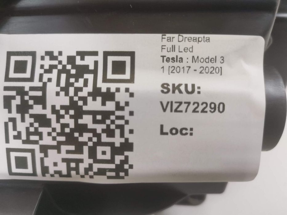 Тесла Модел 3 / Tesla Model 3 Дясна фара Full Led. Оригинална. В добро