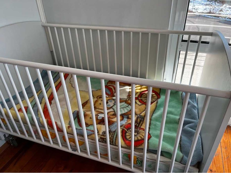 Продавам бебешко легло