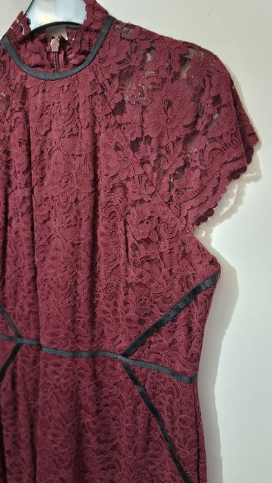 Myleene Klass бордо дантелена рокля с контрастни кантове
