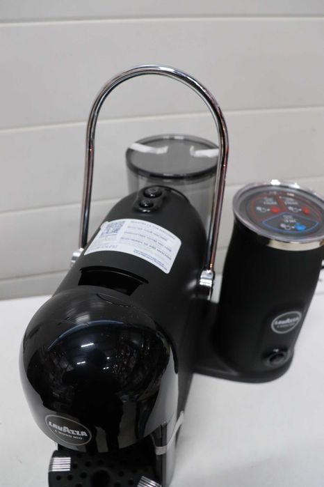 Lavazza, Кафемашина A Modo Mio Jolie&Milk, вграден разпенител за мляко