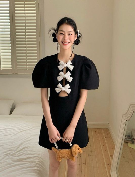 Черное платье с жемчужными бантами