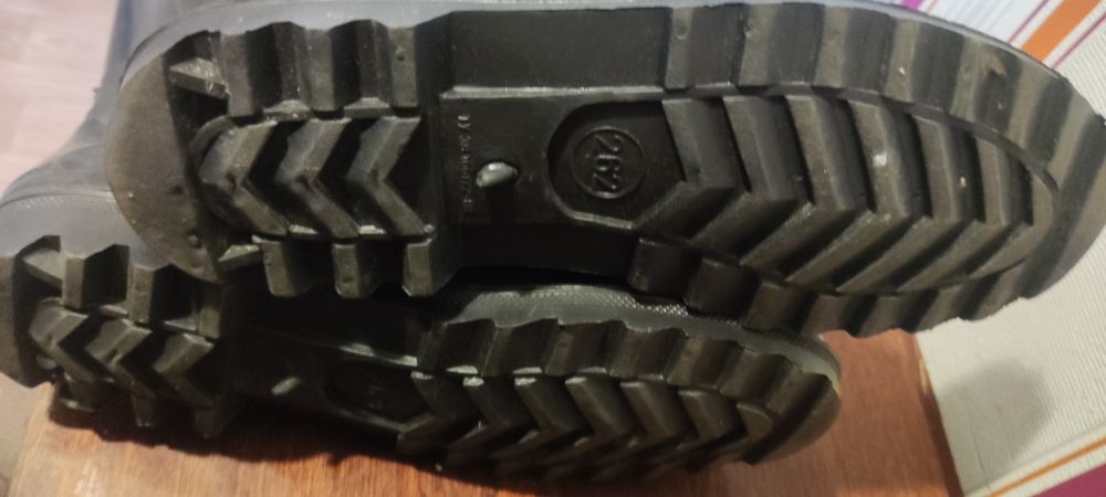 Продам резиновые сапоги 41го размера