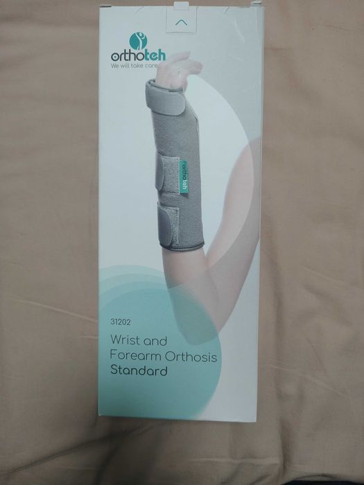 Ортеза за лява китка с метална пластина с анатомична форма