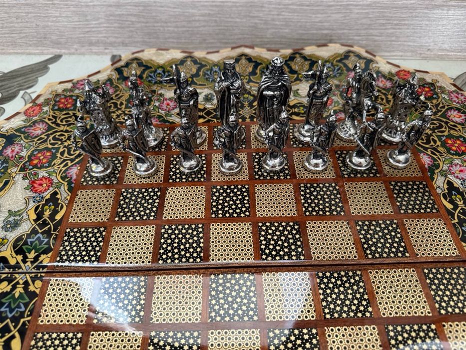 Продается шахматная доска и шахматные фигурки