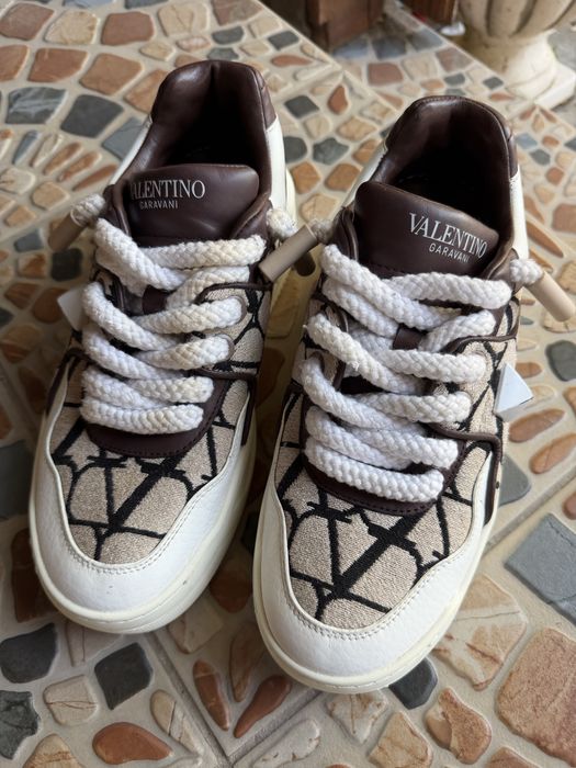 Adidasi valentino model viral