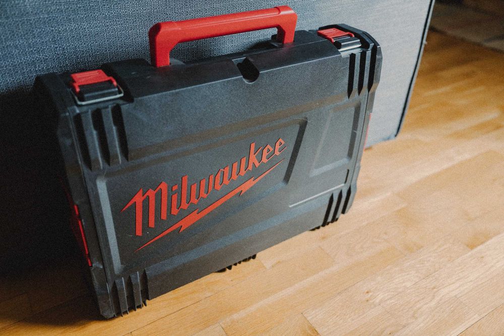 Акумул. винтоверт Milwaukee M18BLIDR-502X + батерия, зарядно, куфар