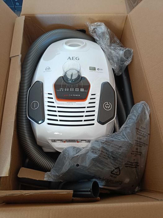 Продавам прахосмукачка АEG