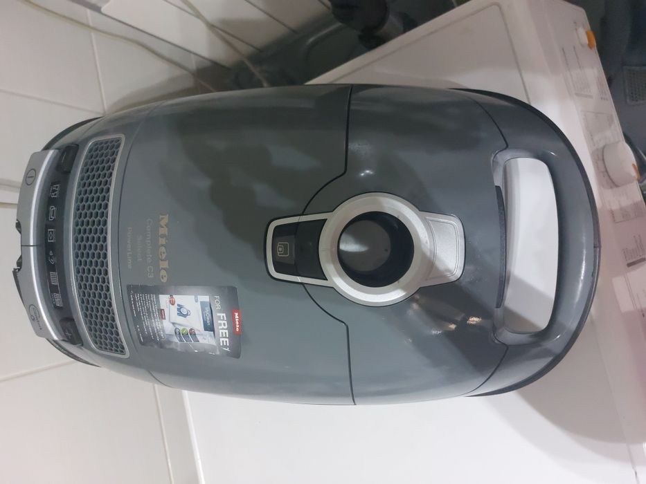 Прахосмукачка Miele Complete C3 select Powerline 
Супер запазено състояние, като ново.Подробни данни има на една от снимките. 
Работи перфектно, супер