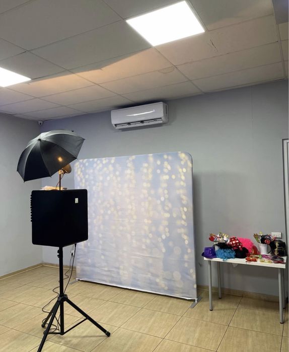 Vand cabina foto/photobooth complet echipata cu fundal si accesorii