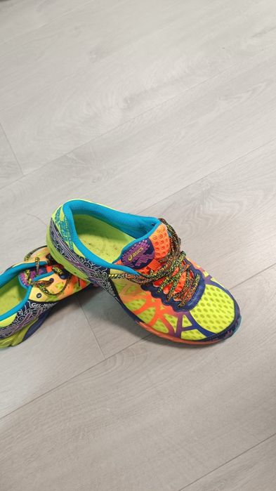 Vând încălțăminte sport