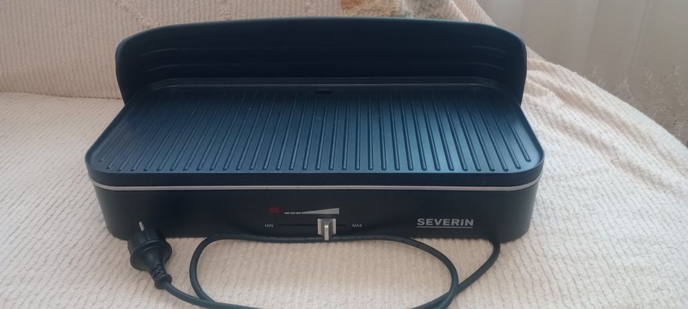 Grătar electric Severin model Rohre27