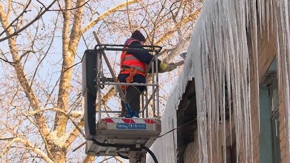 Сбиваем сосульки с крыши
