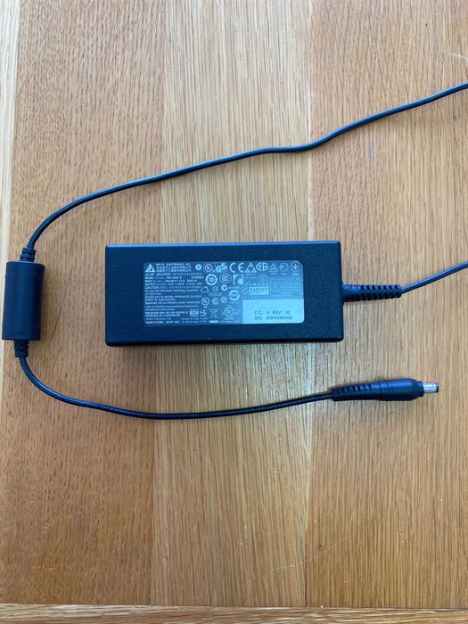 Захранващ адаптер за 12 V