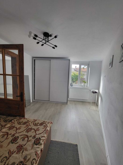 Inchiriez apartament la casa cu curte privata