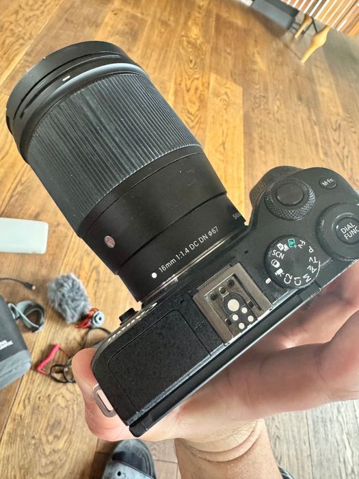 Продавам Canon EOS M6 Mark 2 + Sigma обектив,